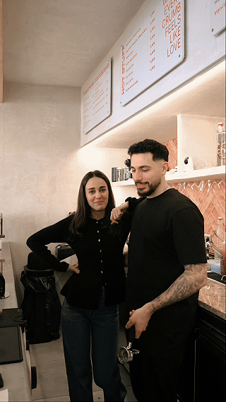 Team hinter der Theke im Crumbs & Kisses – persönlich, herzlich, zwischen Espresso und Lieblingsplätzen