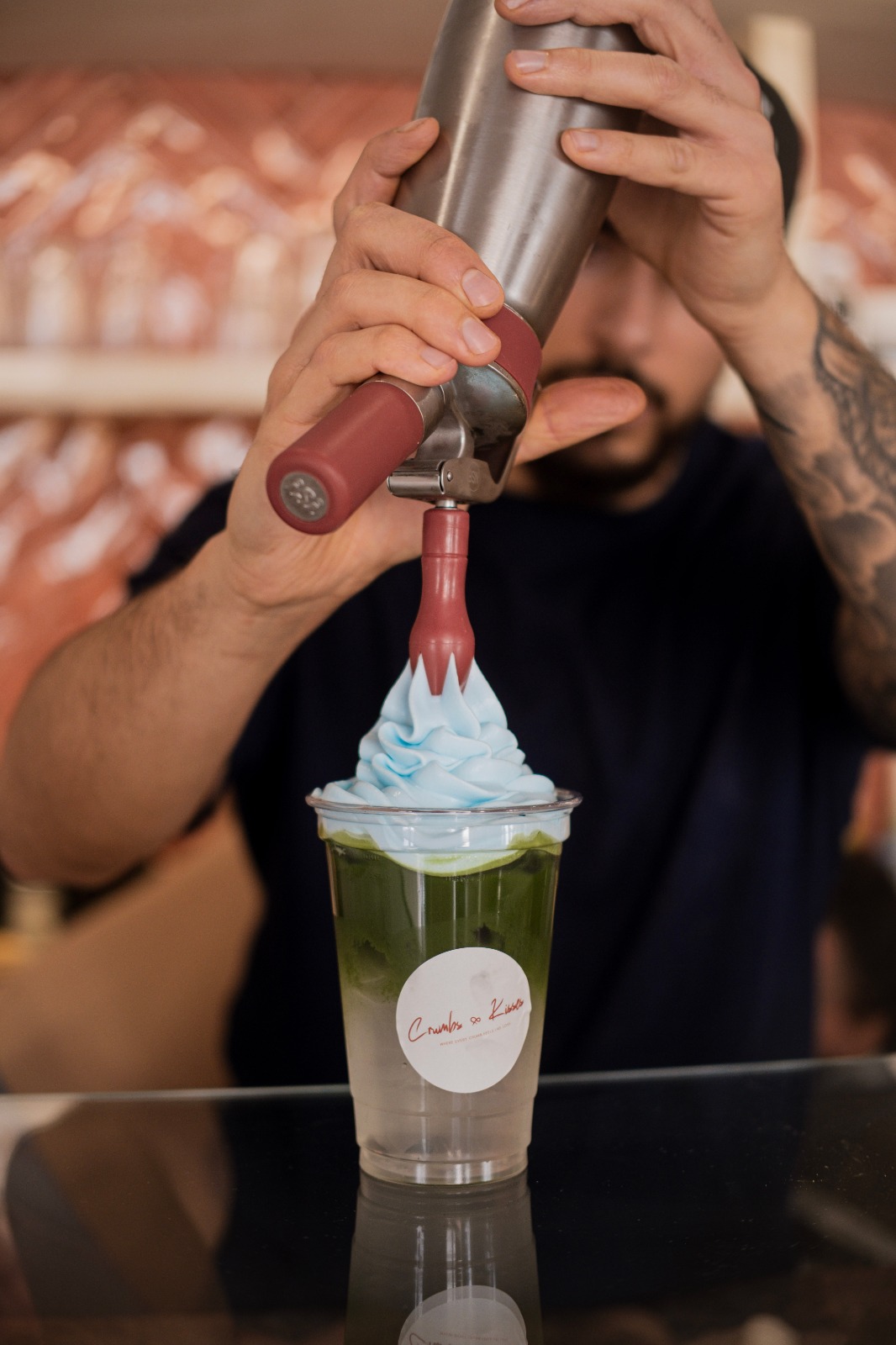 Specialty Drink im Crumbs & Kisses Tagescafé München