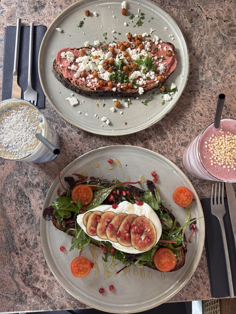 Brunch-Auswahl auf Marmor: Specialty Drinks und kreative Toasts im Crumbs & Kisses